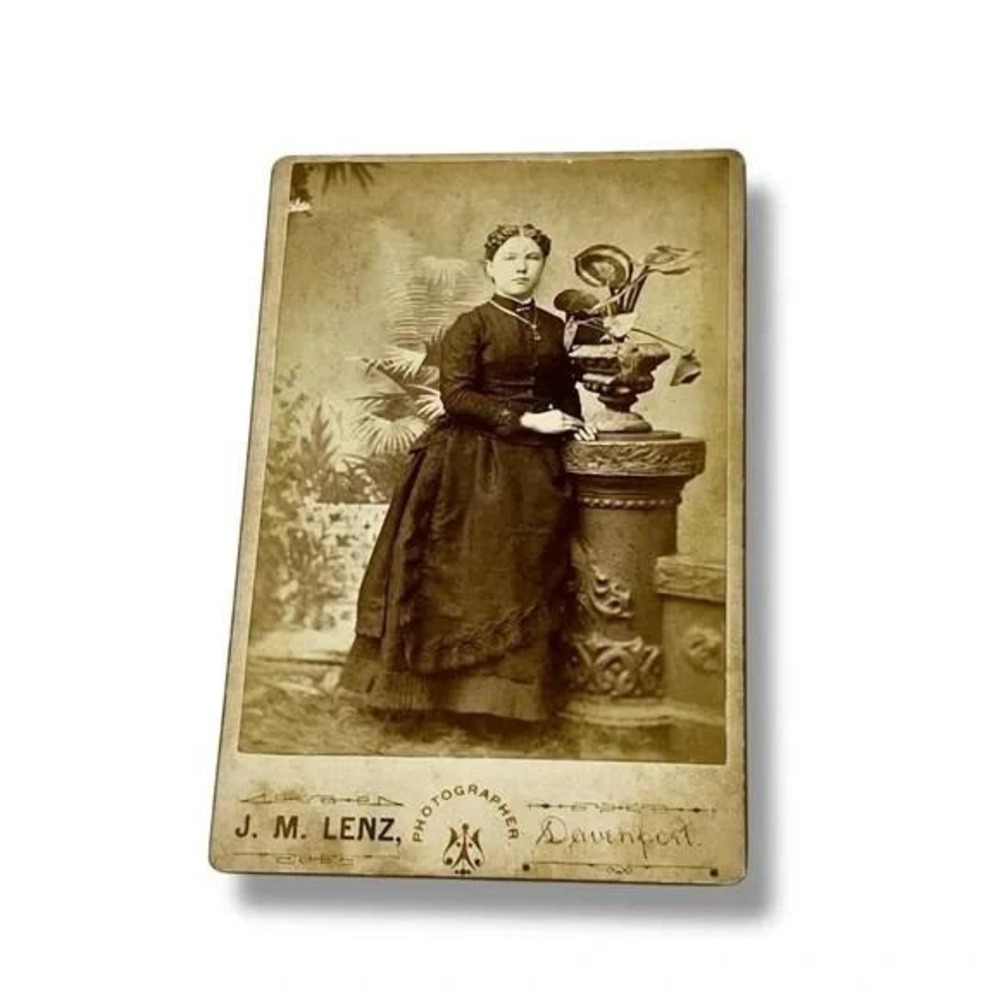 Cabinet Card Portrait Pretty Lady Photographer JM Lenz Davenport Iowa DBX